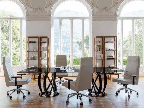 La silla Elis de Porada en un salón