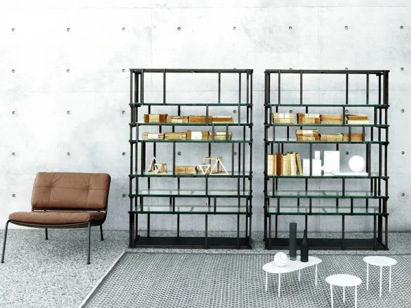 La libreria Off Cut di Living Divani nella finitura Rovere Tinto Carbone