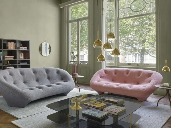 Mesa baja Clyde de Ligne Roset con sofás Ploum
