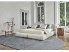 Il letto Klem di Porada con rivestimento in tessuto