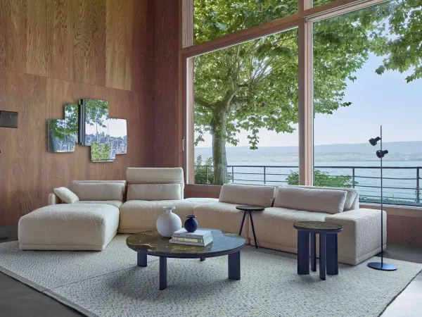 角落组合中的 Ligne Roset 大角度沙发