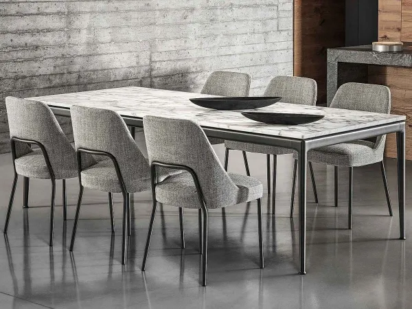 La mesa Pico de Flexform en un comedor