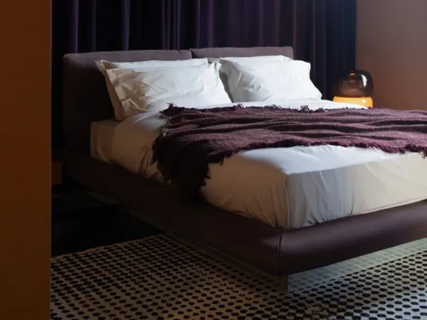Le lit Aura de Baxter dans une chambre à coucher