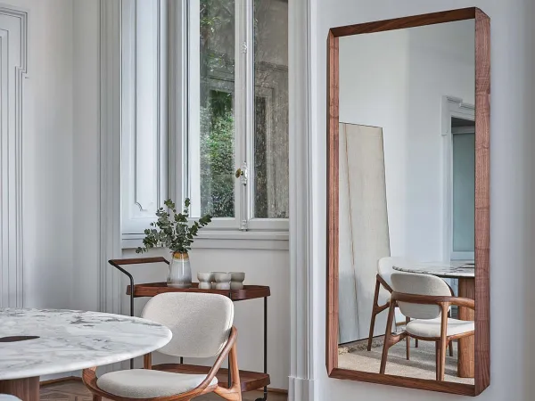 Lo specchio Fortyfive di Porada in una zona living