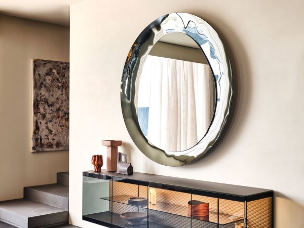 Lo specchio Cosmos di Cattelan Italia in una zona living
