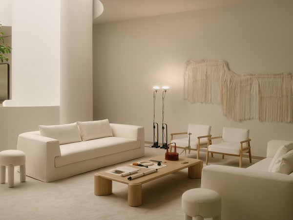 Der Frank Couchtisch von Meridiani in einem Wohnzimmer