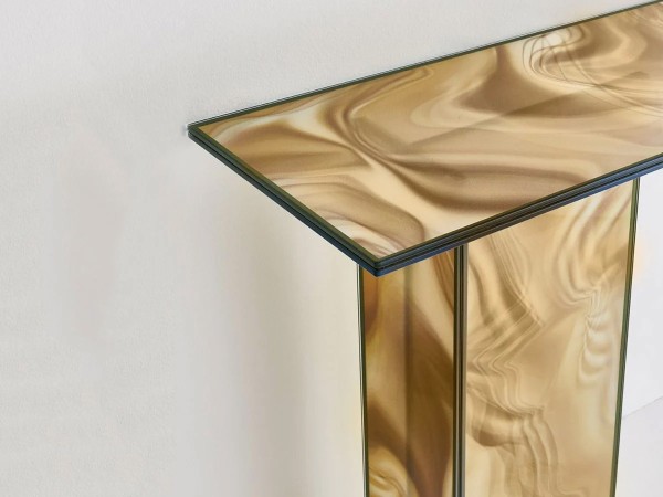 La consolle Liquefy di Glas Italia