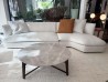 Sofá rinconera curvo Flexform Quincy en tejido claro en el showroom de Mobilificio Marchese en Mesina