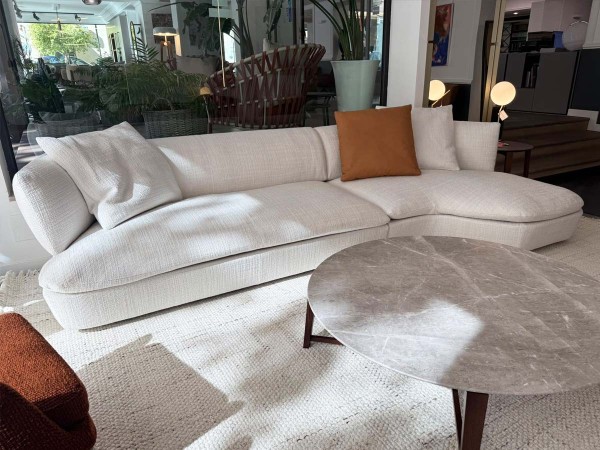 Geschwungenes Ecksofa Flexform Quincy in hellem Stoff im Showroom von Mobilificio Marchese in Messina