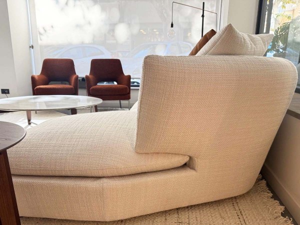 Canapé d'angle courbe Flexform Quincy en tissu clair dans le showroom Mobilificio Marchese à Messine