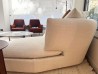 Geschwungenes Ecksofa Flexform Quincy in hellem Stoff im Showroom von Mobilificio Marchese in Messina