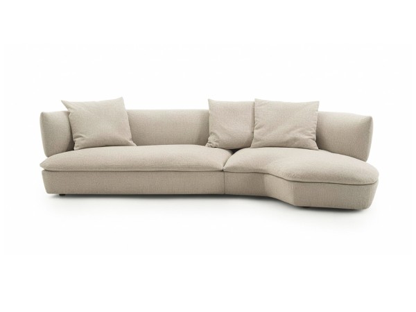 Geschwungenes Ecksofa Flexform Quincy in hellem Stoff im Showroom von Mobilificio Marchese in Messina