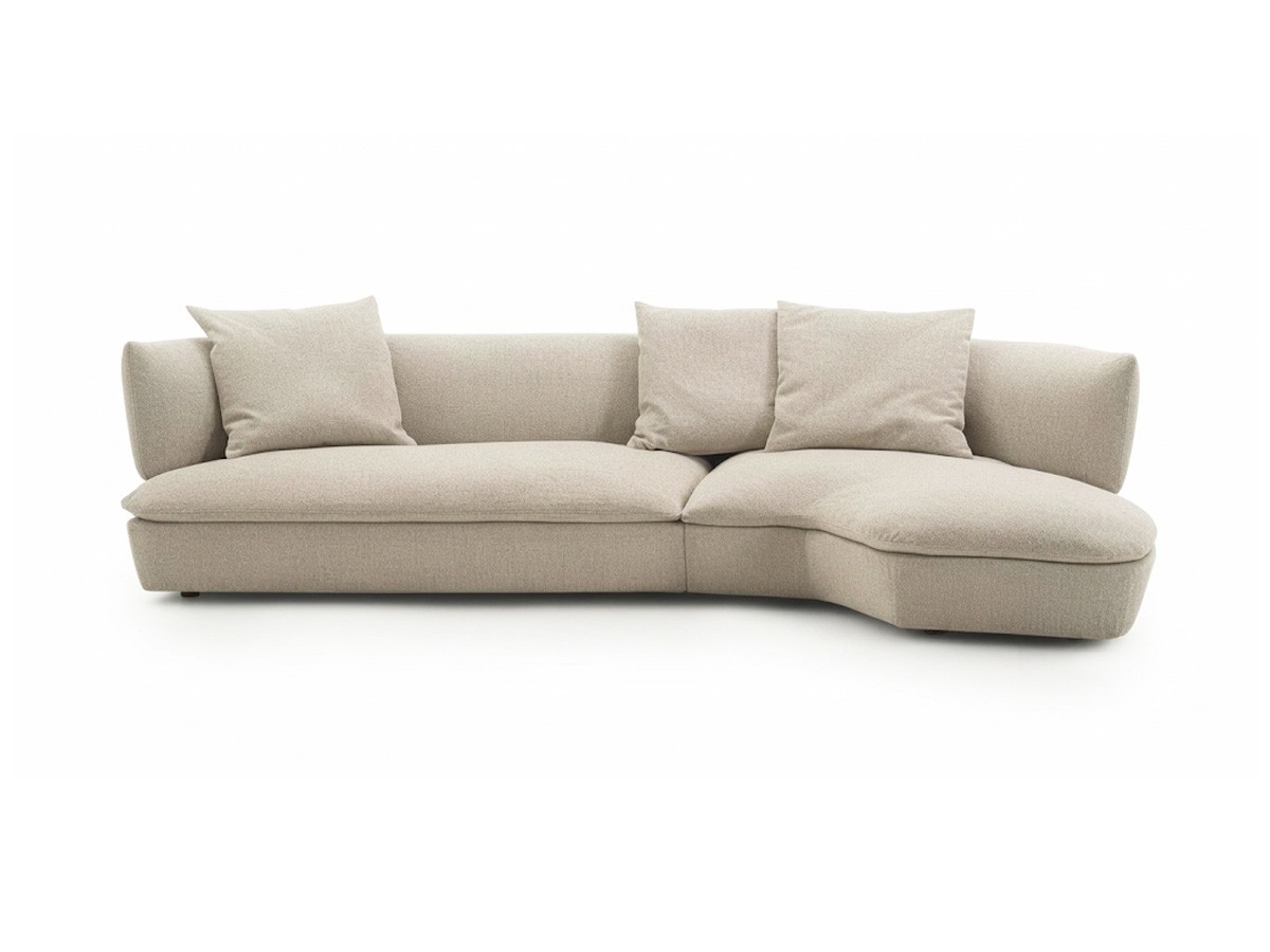 Sofá rinconera curvo Flexform Quincy en tejido claro en el showroom de Mobilificio Marchese en Mesina