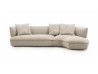 Divano angolare curvo Flexform Quincy in tessuto chiaro nello showroom Mobilificio Marchese a Messina
