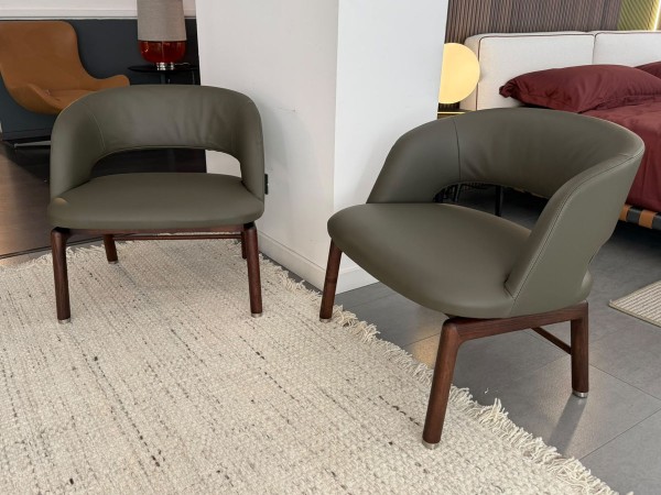 Sillón lounge Flexform Alma en piel verde con base de nogal Canaletto oscuro