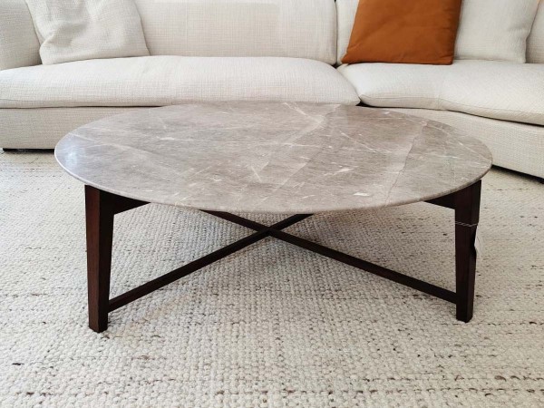 Runder Couchtisch Flexform Tris, 127 cm, Platte aus Marmor Grigio Stardust matt auf dunklem Holzgestell