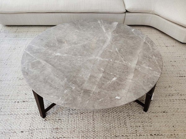 Runder Couchtisch Flexform Tris, 127 cm, Platte aus Marmor Grigio Stardust matt auf dunklem Holzgestell