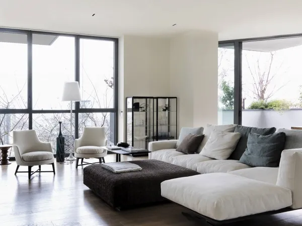 Modèle blanc Flexform Soft Dream Sofa dans un salon avec table et chaises