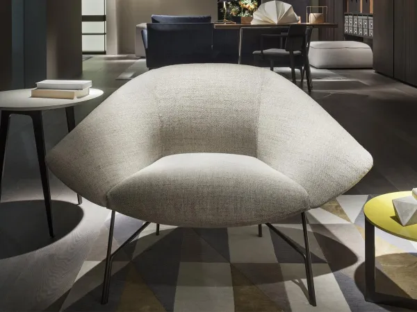 Lennox armchair: a tribute to the famous singer