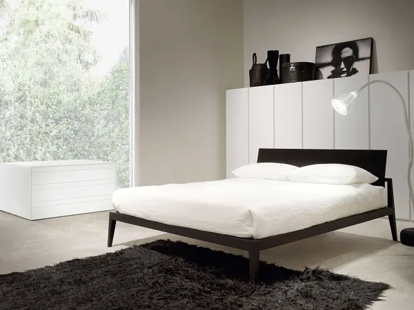 Theo Doppelbett in einem Schlafzimmer