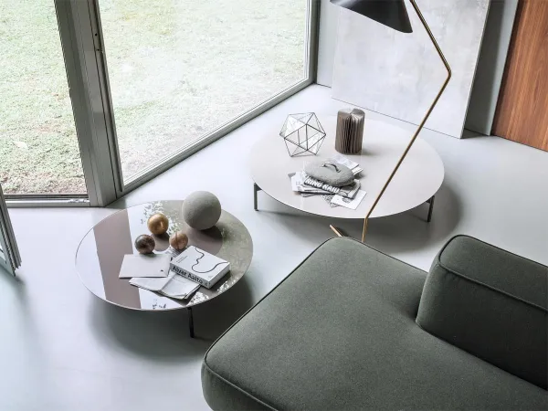 Mr. Zheng Couchtisch von Lema in einem Wohnzimmer
