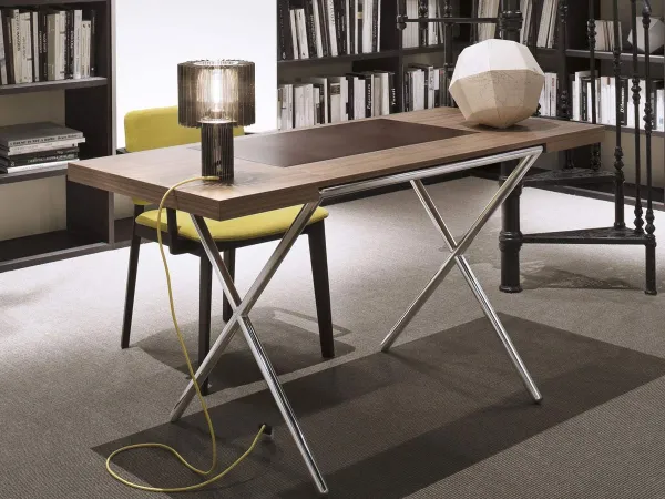 Escritorio Novelist en una sala de estar