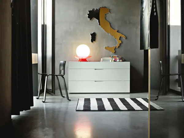 Cómoda Flin de Lema en una habitación