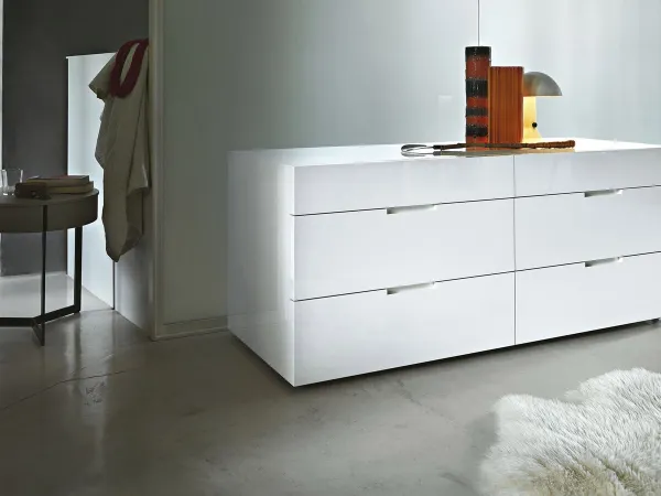 Cómoda Flin de Lema en una zona de dormitorio