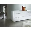 Cómoda Flin de Lema en una zona de dormitorio