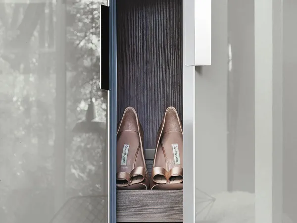 Handles and doors of the Nur wardrobe by Lema