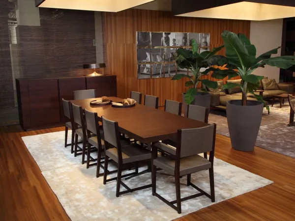 Mesa de madera Fly de Flexform en un entorno