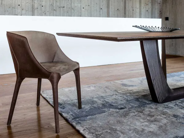 Chaise Goldie d'Arketipo dans la salle à manger