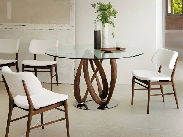 The Nissa chairs by Porada and the Infinity table