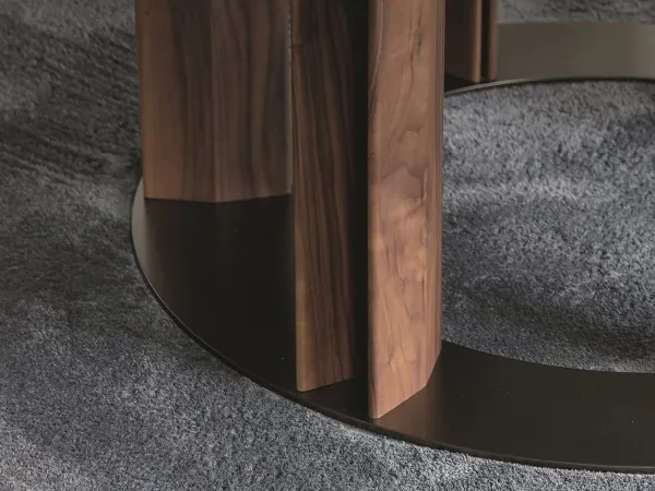 Table Thayl de Porada - détails des pieds en bois