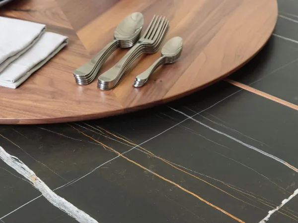 塞勒 Porada 餐桌：室内设计最优惠的价格。