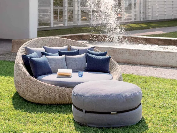 Il divanetto Twiga insieme a un pouf - arredamento per esterni