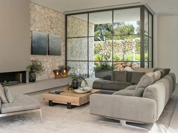Canapé Soft Dream Flexform dans un salon avec table en bois